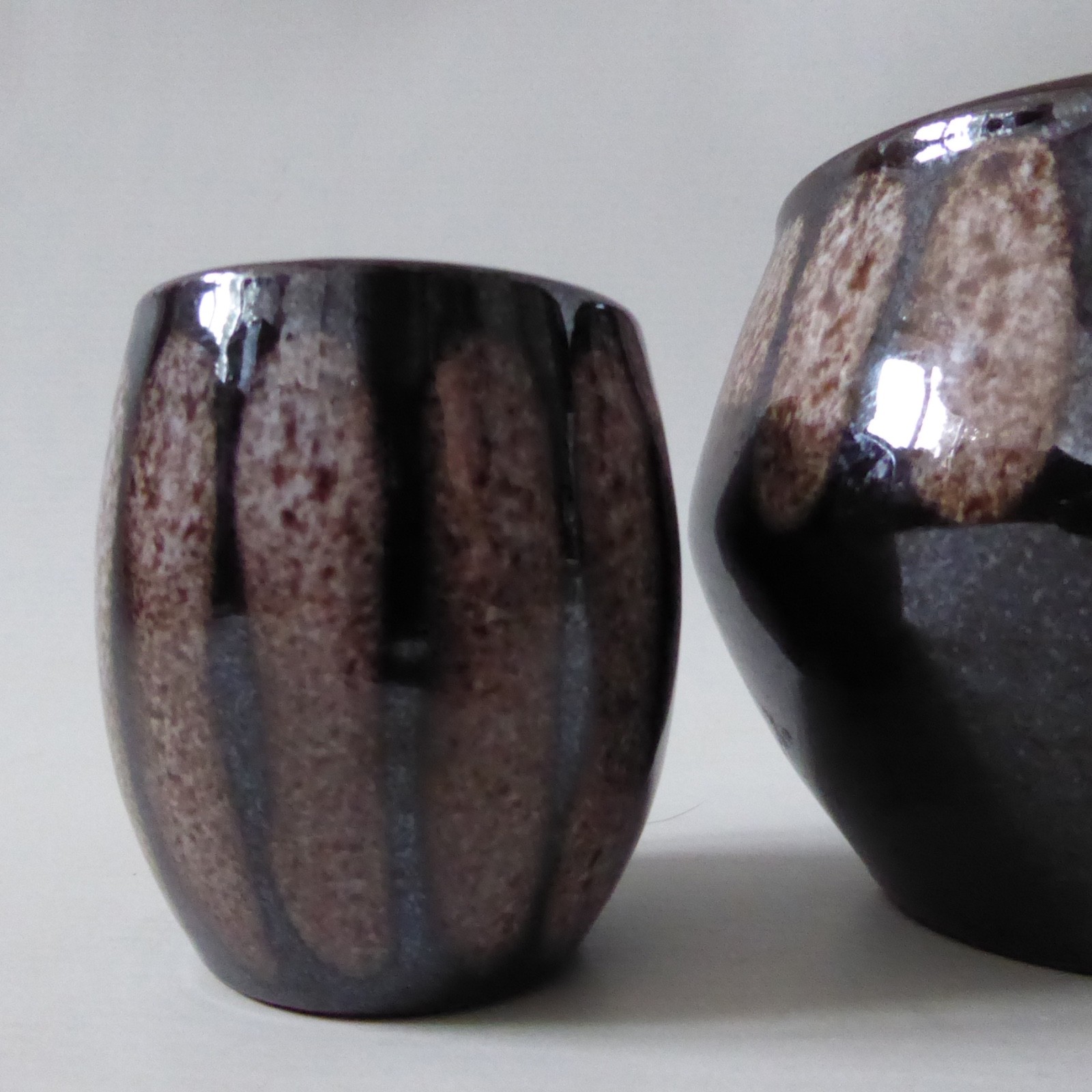 2x Dennis Lucas Hastings studio pottery vases pots, Brown + stripes. 1970s clay - Image 2