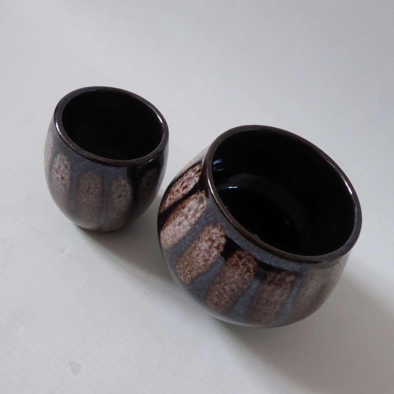 2x Dennis Lucas Hastings studio pottery vases pots, Brown + stripes. 1970s clay - Image 3