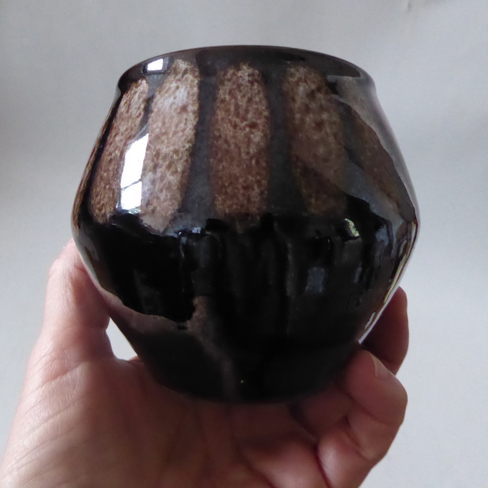 2x Dennis Lucas Hastings studio pottery vases pots, Brown + stripes. 1970s clay - Image 5