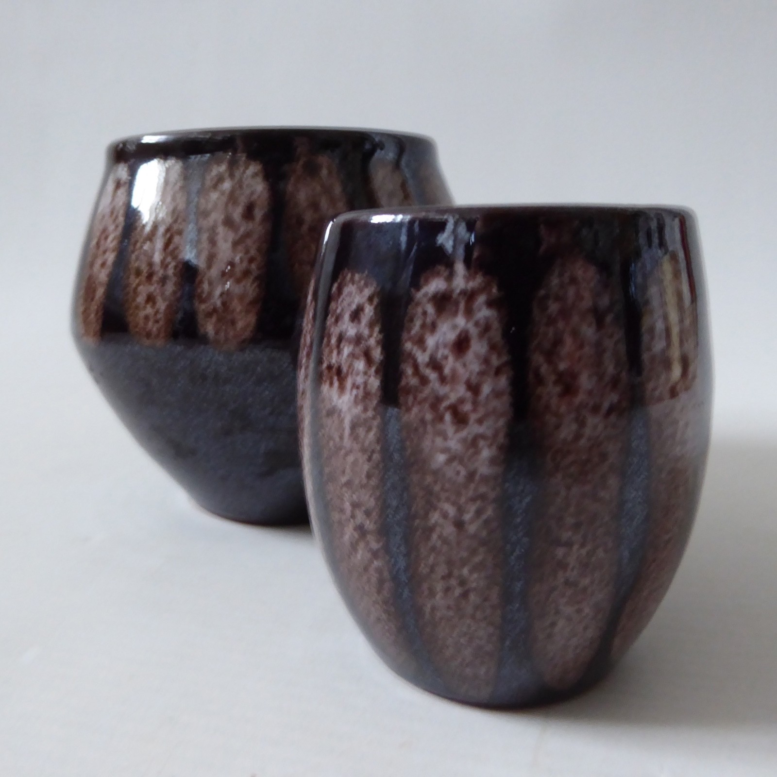 2x Dennis Lucas Hastings studio pottery vases pots, Brown + stripes. 1970s clay - Image 8