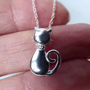 Avon boxed 925 sterling silver cat pendant & 18" necklace, boxed. Diamond collar