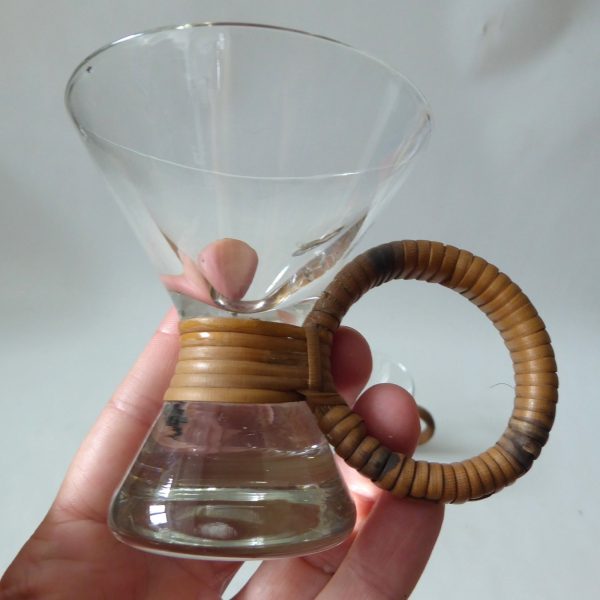Carl Aubock? MCM raffia/rattan wrapped small bar glasses. Conical shot glass 60s - Image 13