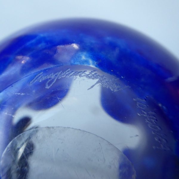 Fully signed vintage art glass handkerchief vase, Scandinavian blue handmade - Image 12
