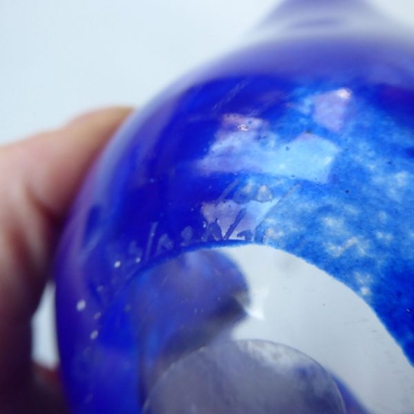 Fully signed vintage art glass handkerchief vase, Scandinavian blue handmade - Image 17