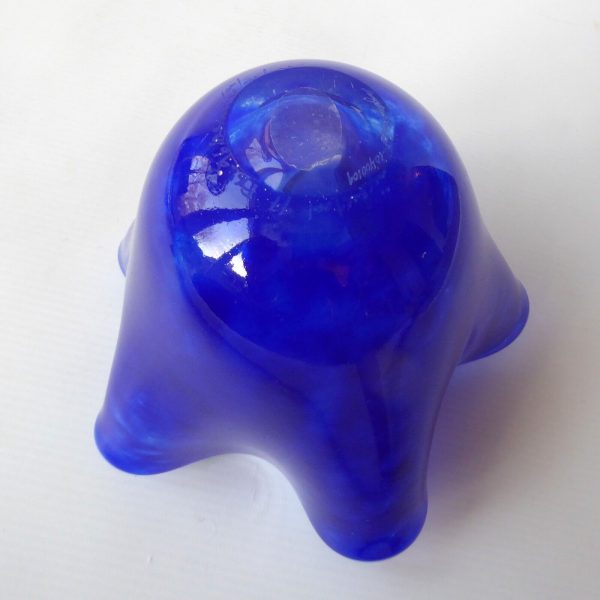 Fully signed vintage art glass handkerchief vase, Scandinavian blue handmade - Image 10