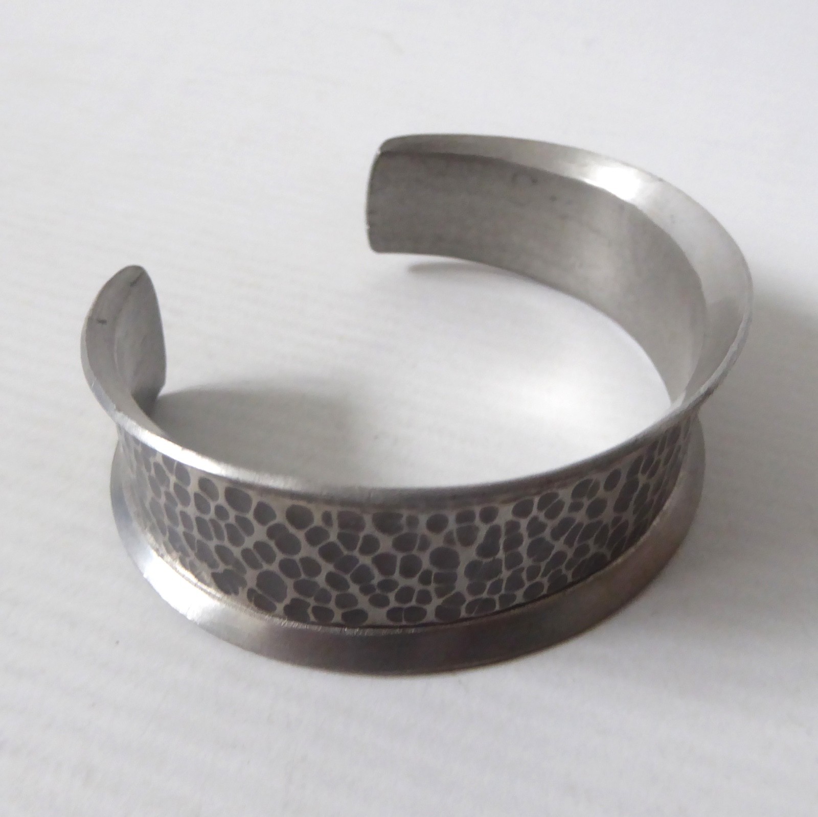 Hand signed Jorgen Jensen Danish vintage pewter hammered open bangle bracelet - Image 7
