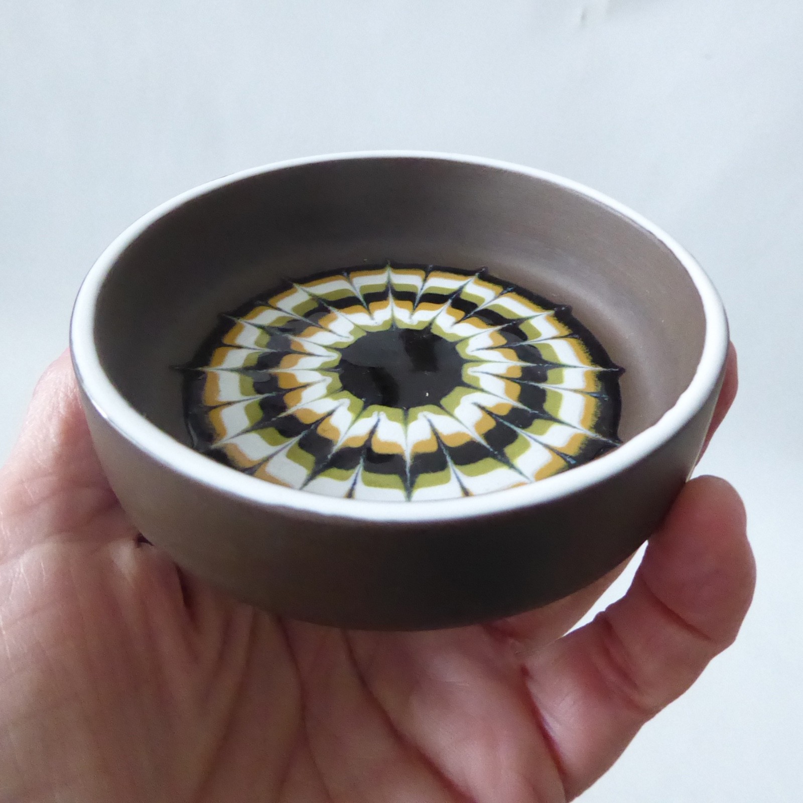 Hornsea Muramic Lancaster Vitramic ceramic pottery pin dish, 3.5" olive/yellow - Image 5