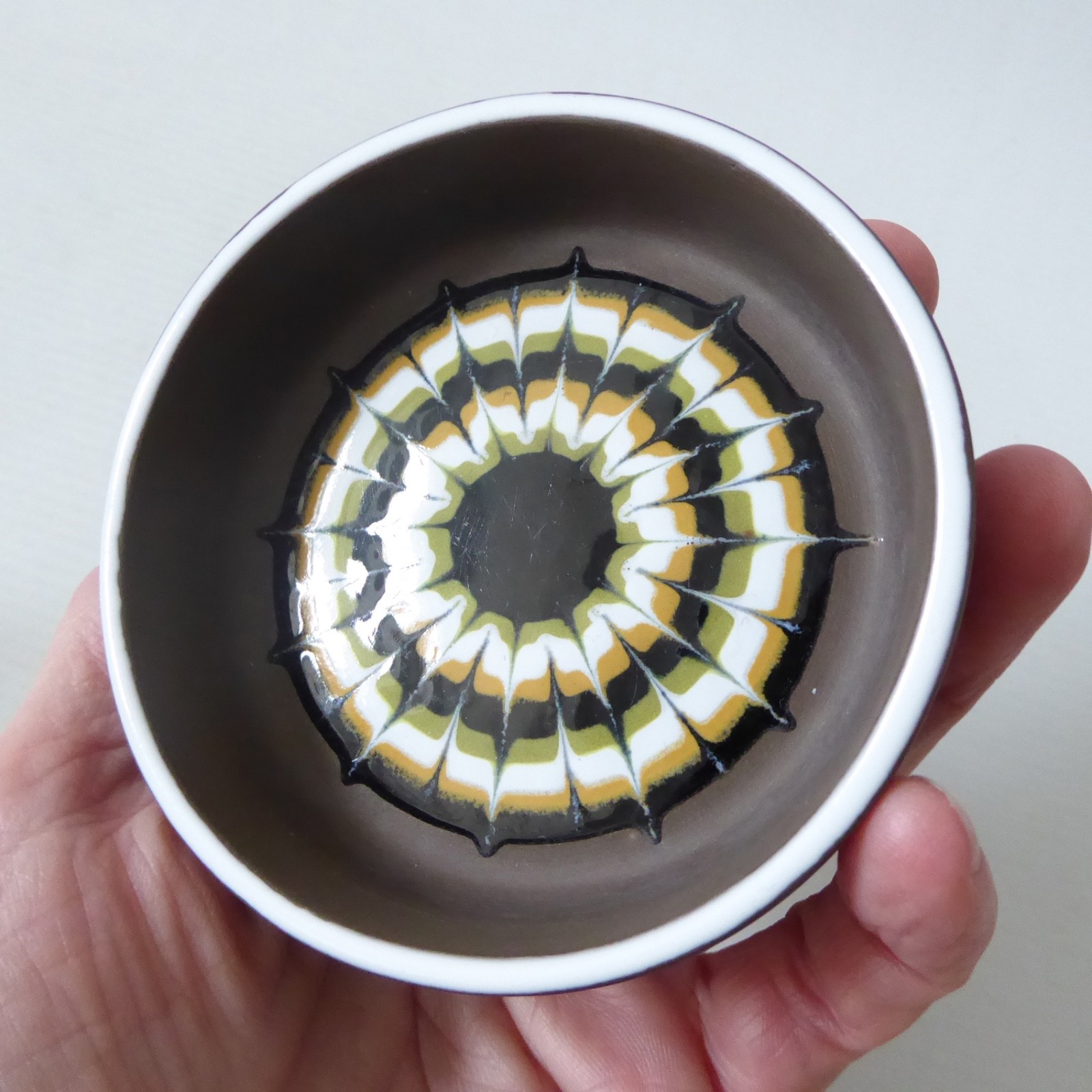Hornsea Muramic Lancaster Vitramic ceramic pottery pin dish, 3.5" olive/yellow - Image 6