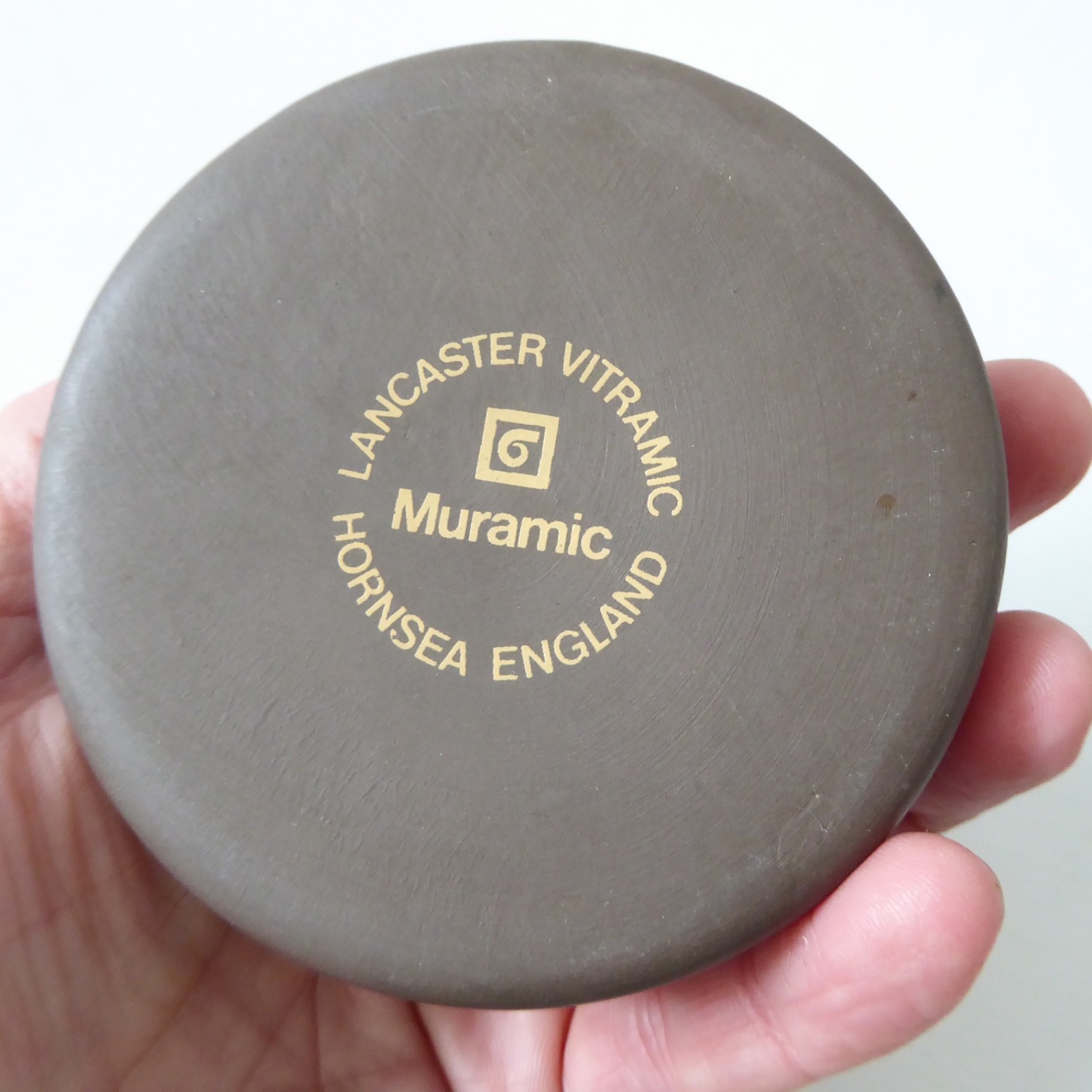 Hornsea Muramic Lancaster Vitramic ceramic pottery pin dish, 3.5" olive/yellow - Image 9