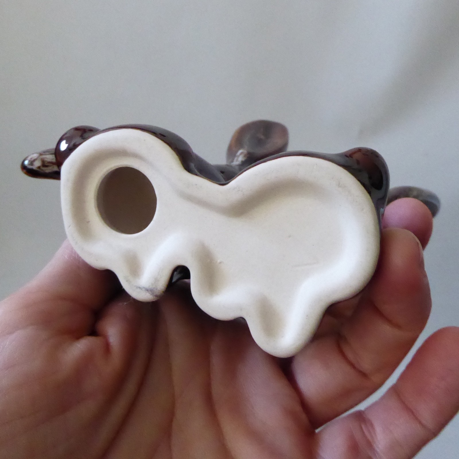 Kernewek Cornwall Kissing Bunnies rabbits figurine, vintage retro brown glaze - Image 10