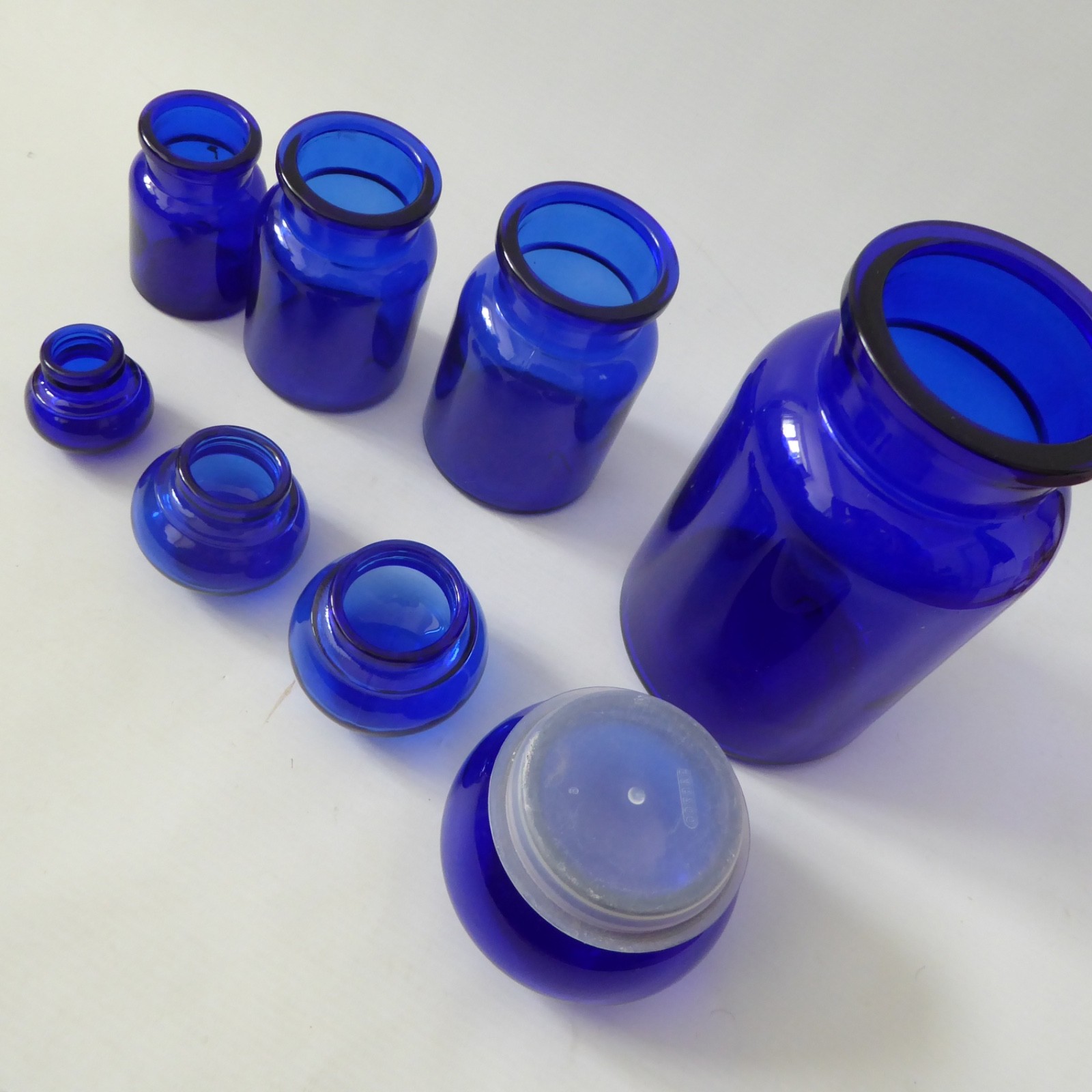 Made in Belgium 4 vintage retro glass apothecary storage jars 1970s, cobalt blue - Image 9