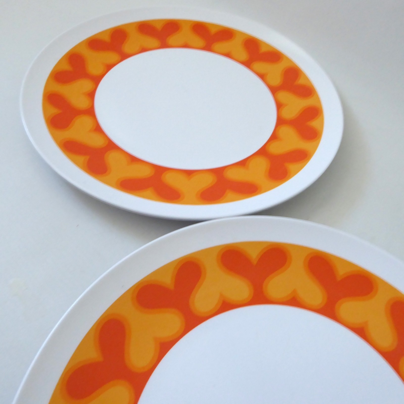 Melaware 2 retro melamine 10" dinner plates, orange psychedelic boho vintage 70s - Image 5