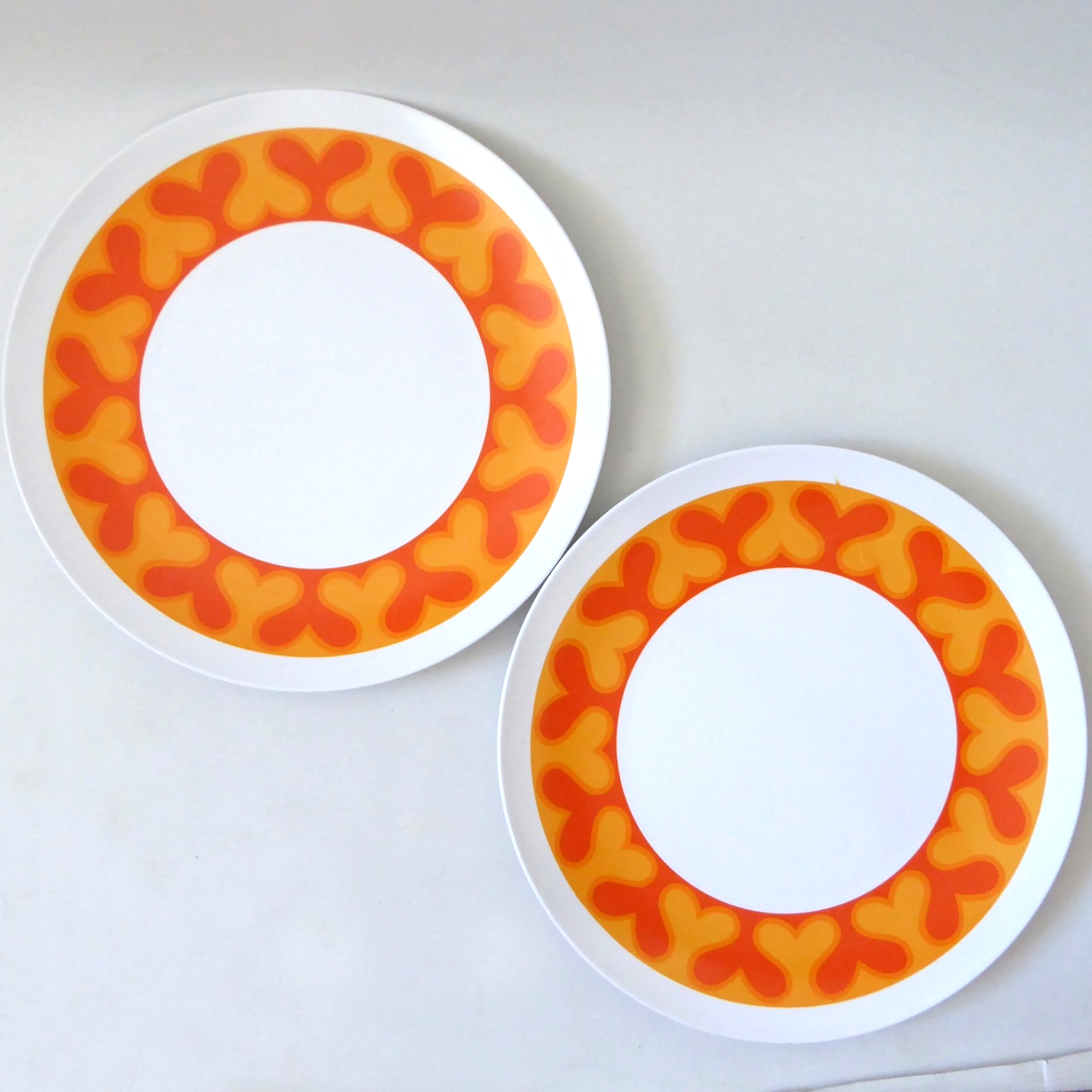 Melaware 2 retro melamine 10" dinner plates, orange psychedelic boho vintage 70s