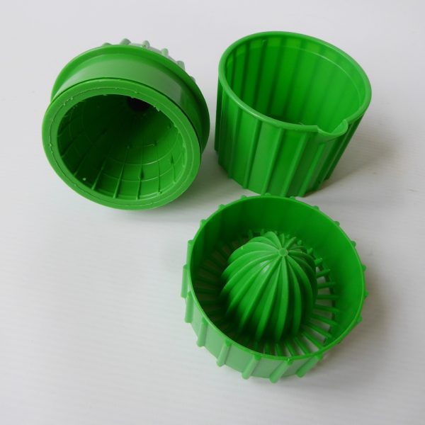 Retro 1970s Per Alimenti Italy plastic lemon orange citrus juice squeezer, green - Image 11