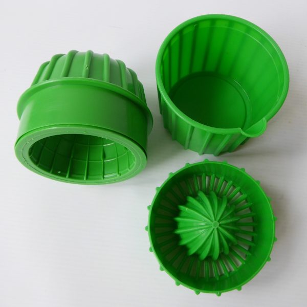 Retro 1970s Per Alimenti Italy plastic lemon orange citrus juice squeezer, green - Image 12