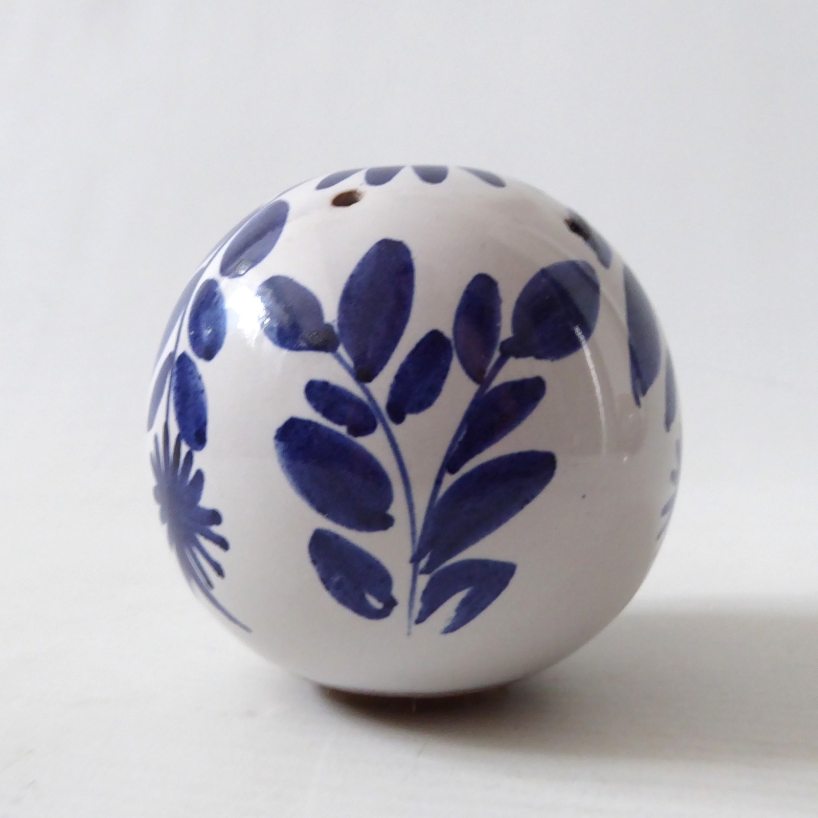 Rye Pottery potpourri pomander scent ball, blue & white flowers. Studio vintage - Image 2