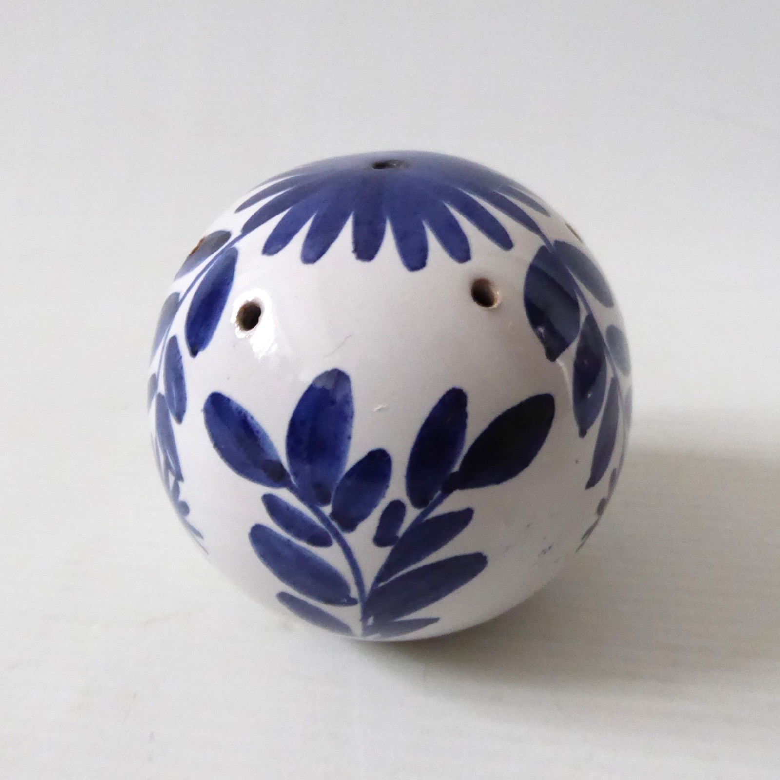 Rye Pottery potpourri pomander scent ball, blue & white flowers. Studio vintage - Image 3
