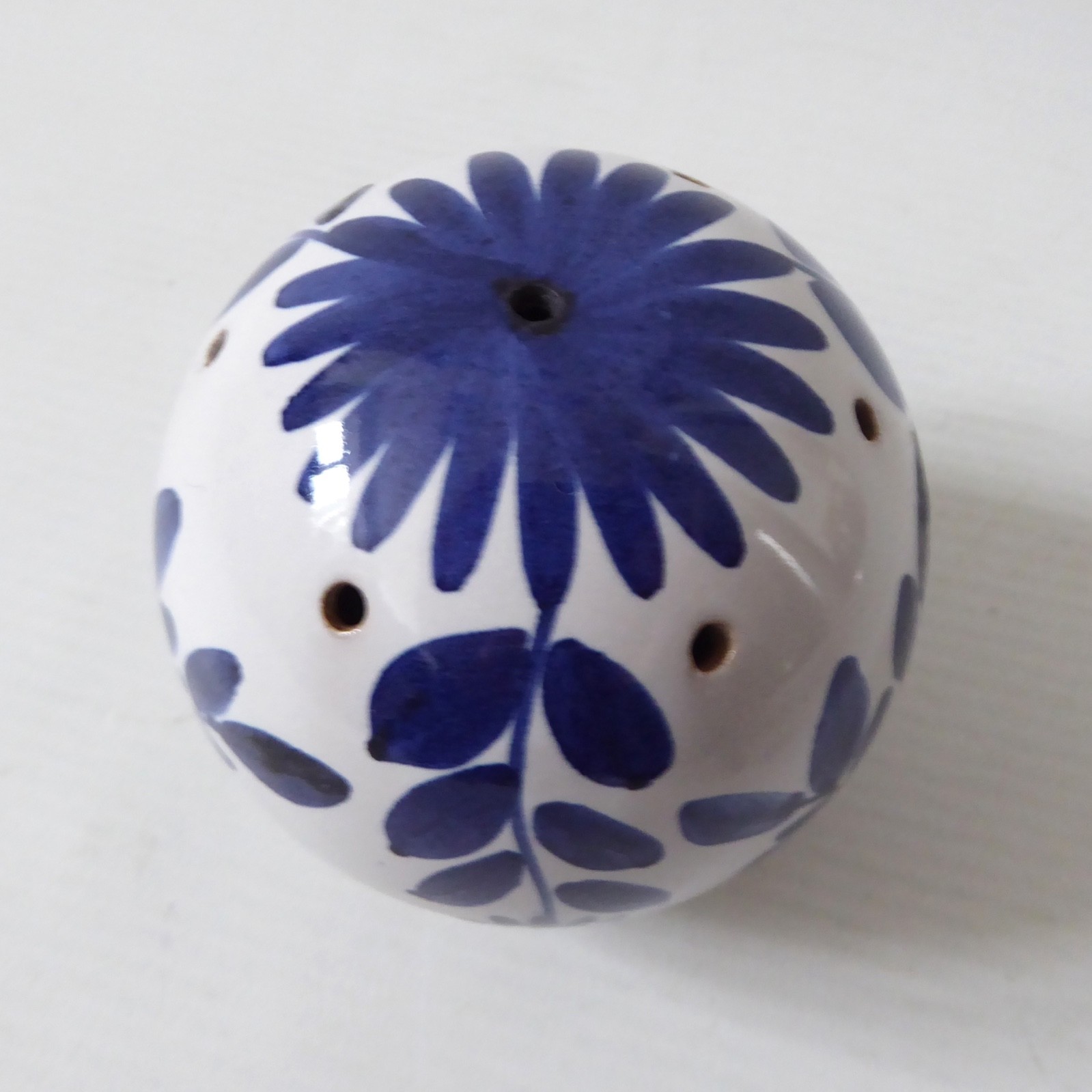Rye Pottery potpourri pomander scent ball, blue & white flowers. Studio vintage - Image 4