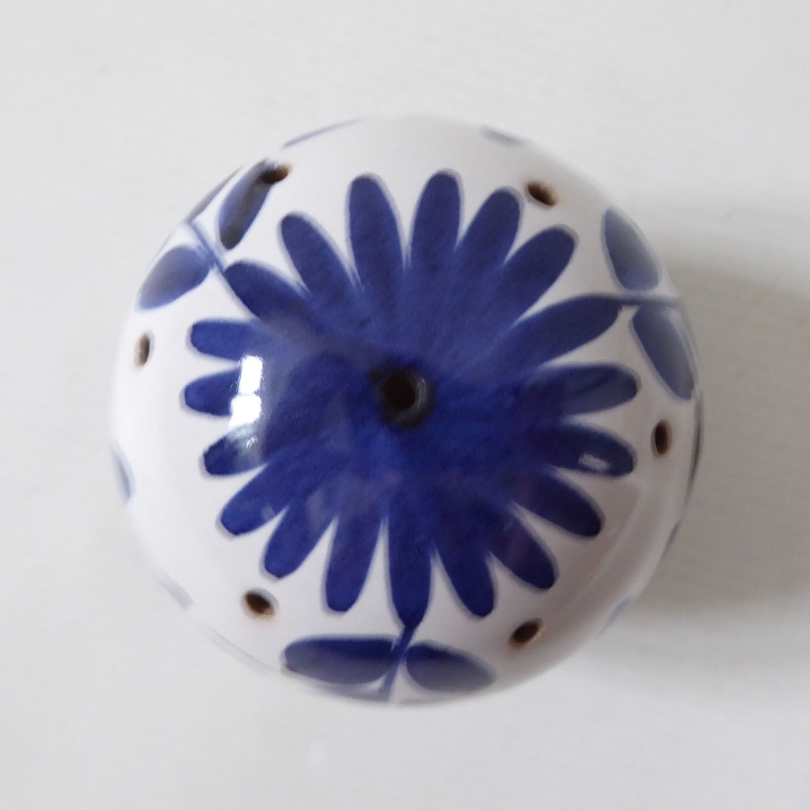 Rye Pottery potpourri pomander scent ball, blue & white flowers. Studio vintage - Image 5
