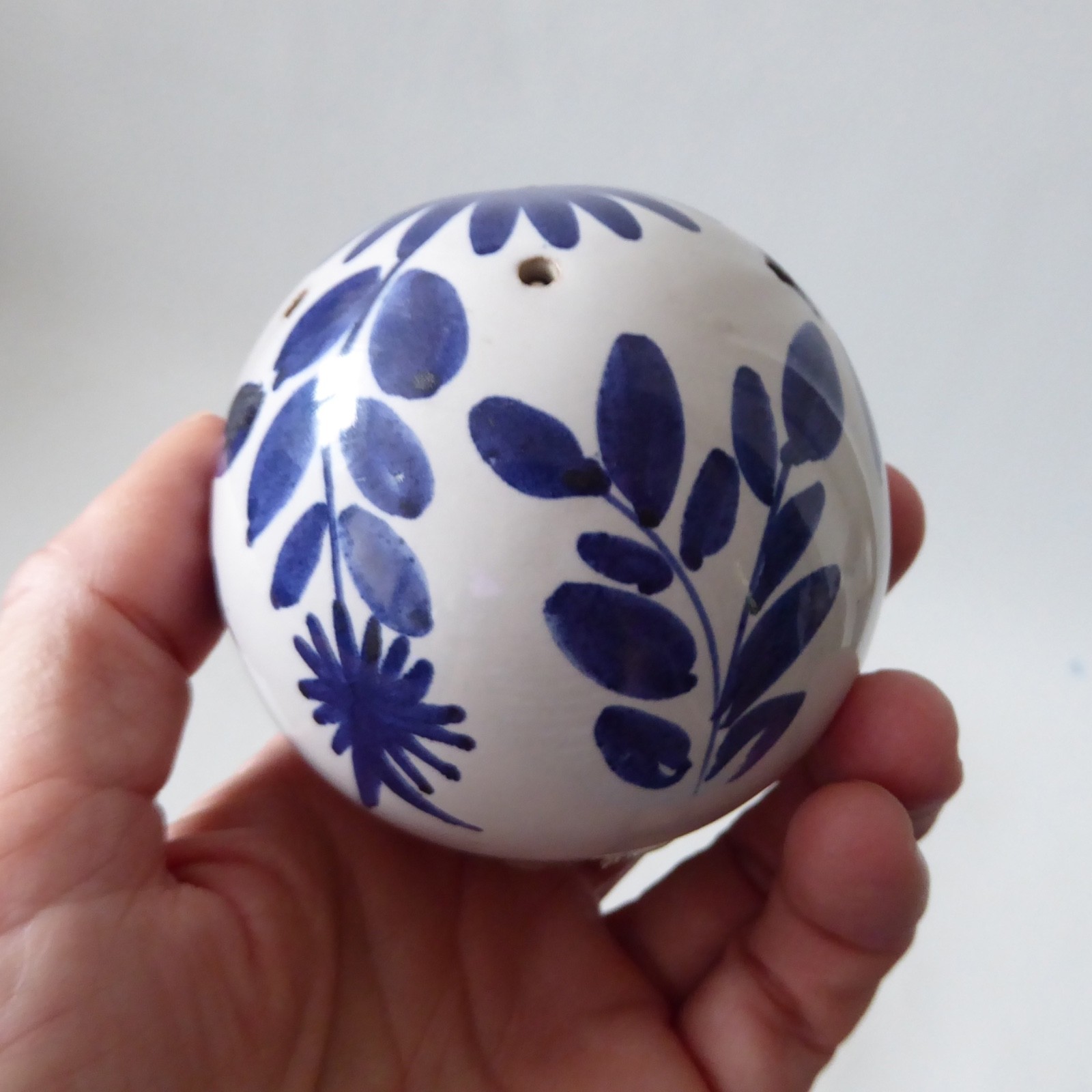 Rye Pottery potpourri pomander scent ball, blue & white flowers. Studio vintage - Image 6