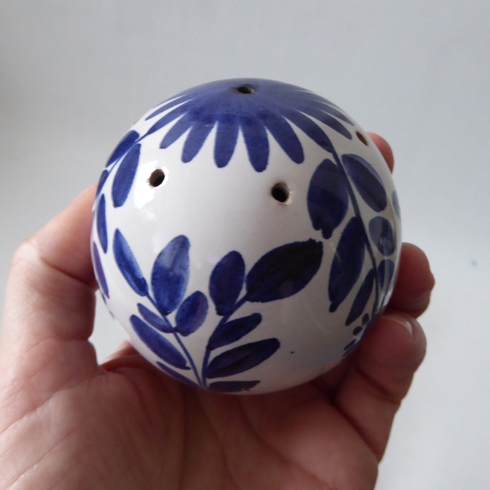 Rye Pottery potpourri pomander scent ball, blue & white flowers. Studio vintage - Image 7