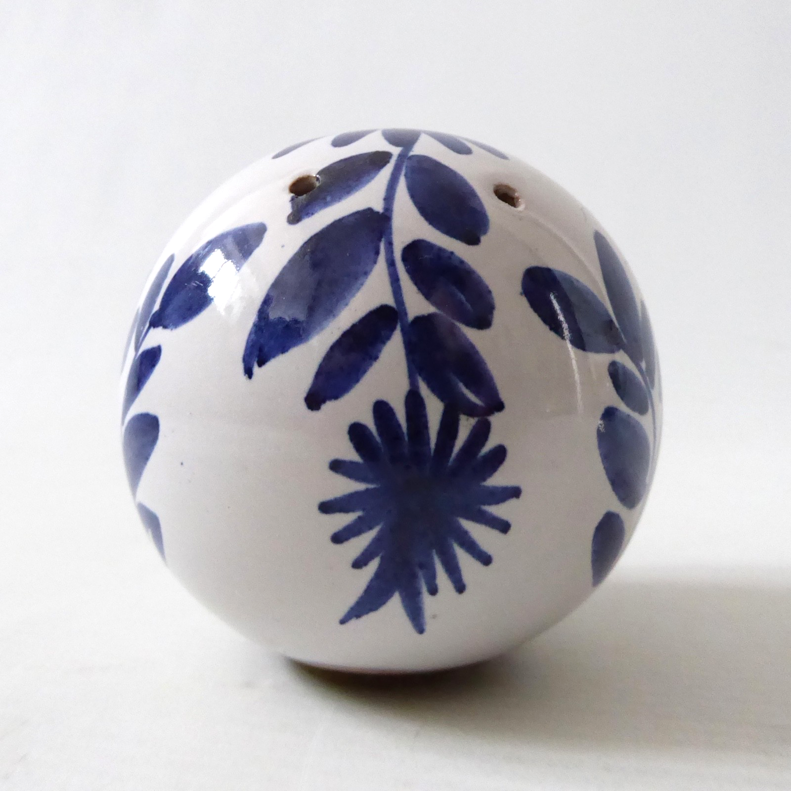 Rye Pottery potpourri pomander scent ball, blue & white flowers. Studio vintage