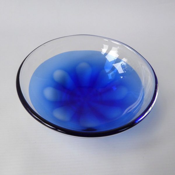 Unusual vintage Murano/Scandi art glass shallow round bowl, blue flower dish 70s - Image 3