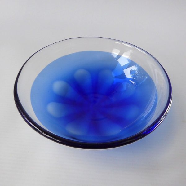 Unusual vintage Murano/Scandi art glass shallow round bowl, blue flower dish 70s - Image 5