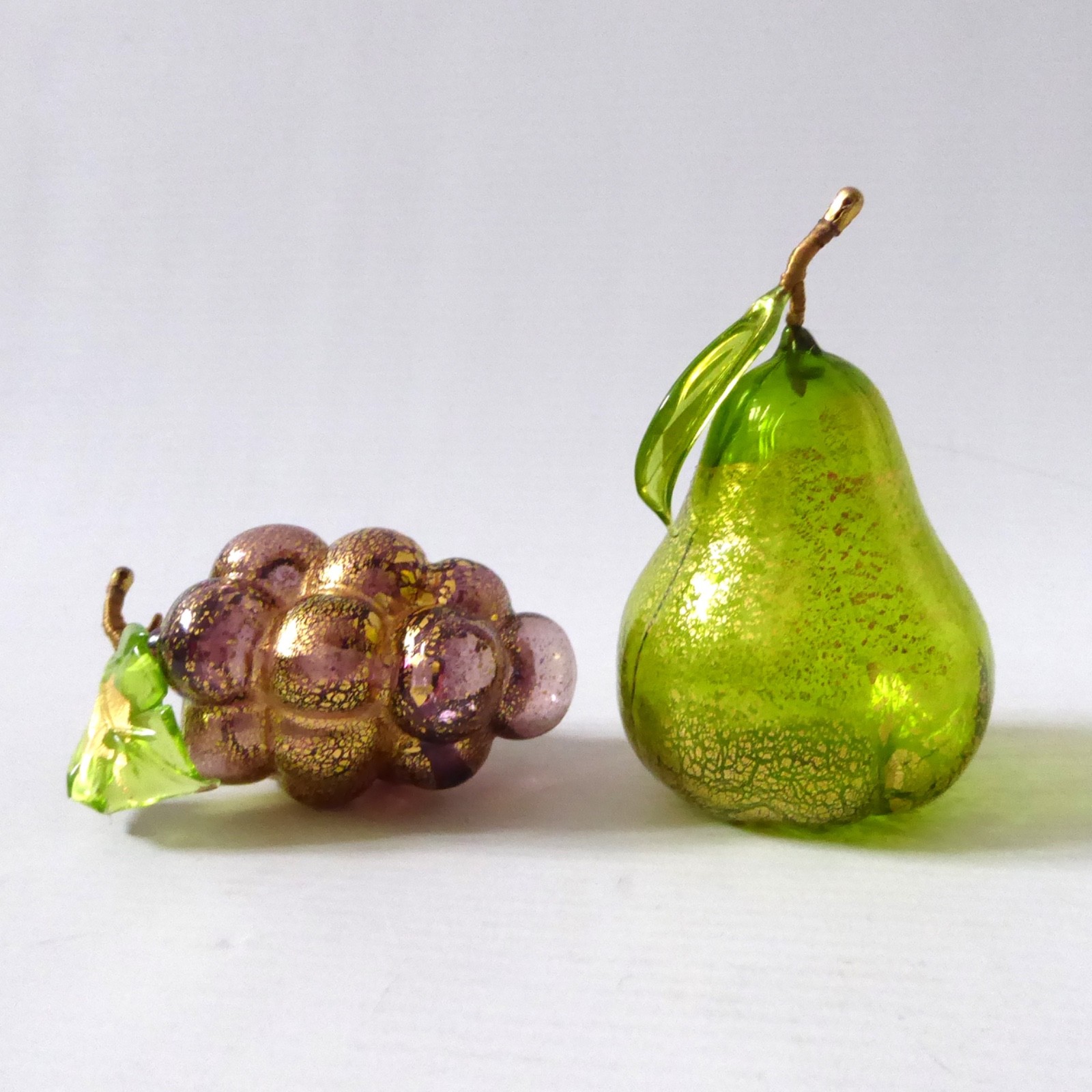 Vetro Artistico Murano art glass fruit, green pear & purple grapes + gold leaf - Image 2