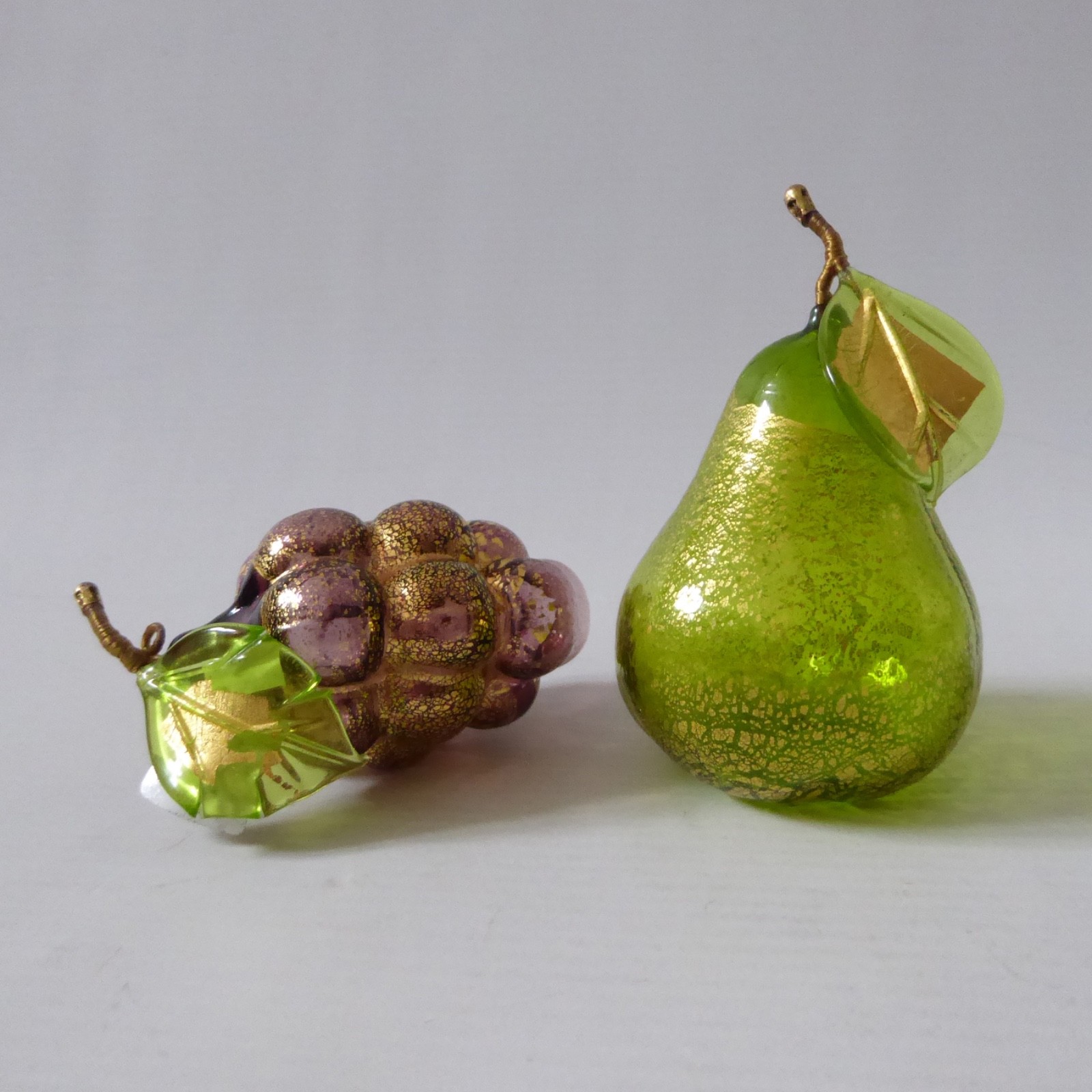 Vetro Artistico Murano art glass fruit, green pear & purple grapes + gold leaf - Image 3