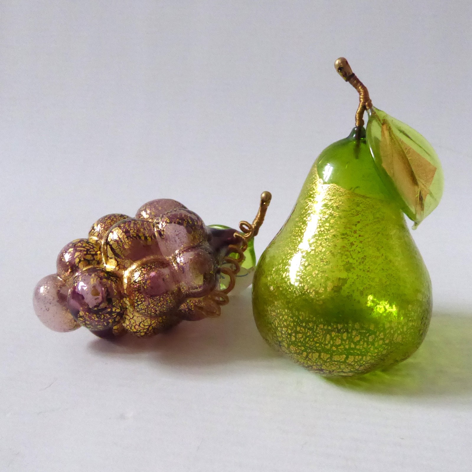 Vetro Artistico Murano art glass fruit, green pear & purple grapes + gold leaf - Image 4