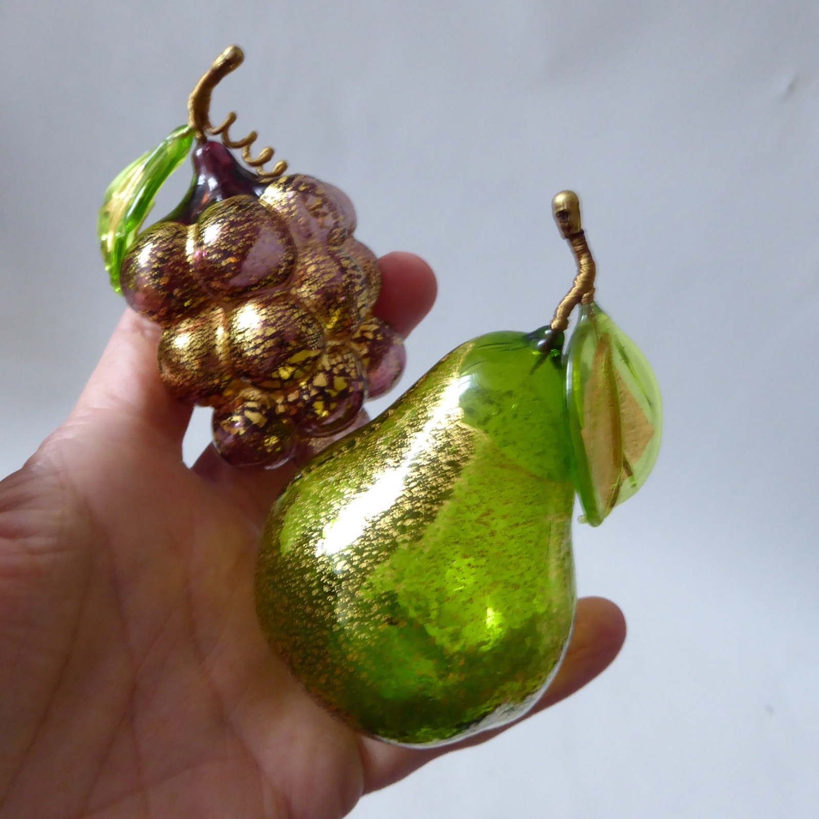 Vetro Artistico Murano art glass fruit, green pear & purple grapes + gold leaf - Image 5