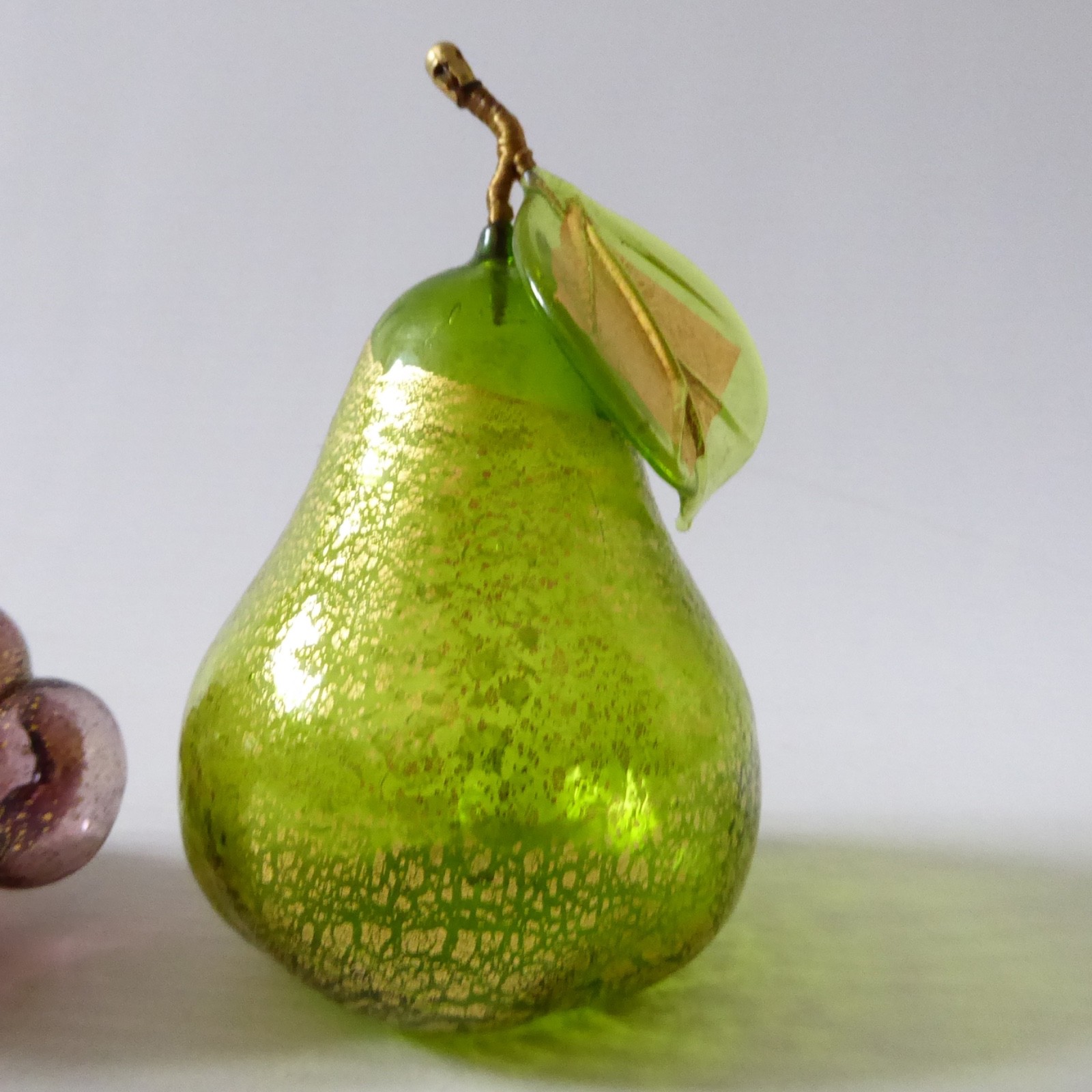 Vetro Artistico Murano art glass fruit, green pear & purple grapes + gold leaf - Image 6