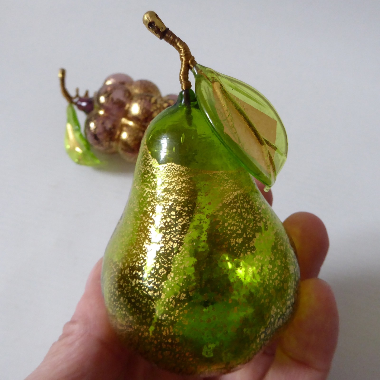 Vetro Artistico Murano art glass fruit, green pear & purple grapes + gold leaf - Image 8