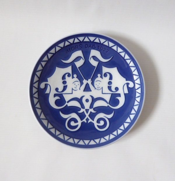 Vintage Royal Copenhagen wall plate, Denmark. Mother's Day 1977, Mors Dag. Twins - Image 3