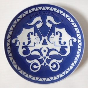 Vintage Royal Copenhagen wall plate, Denmark. Mother's Day 1977, Mors Dag. Twins