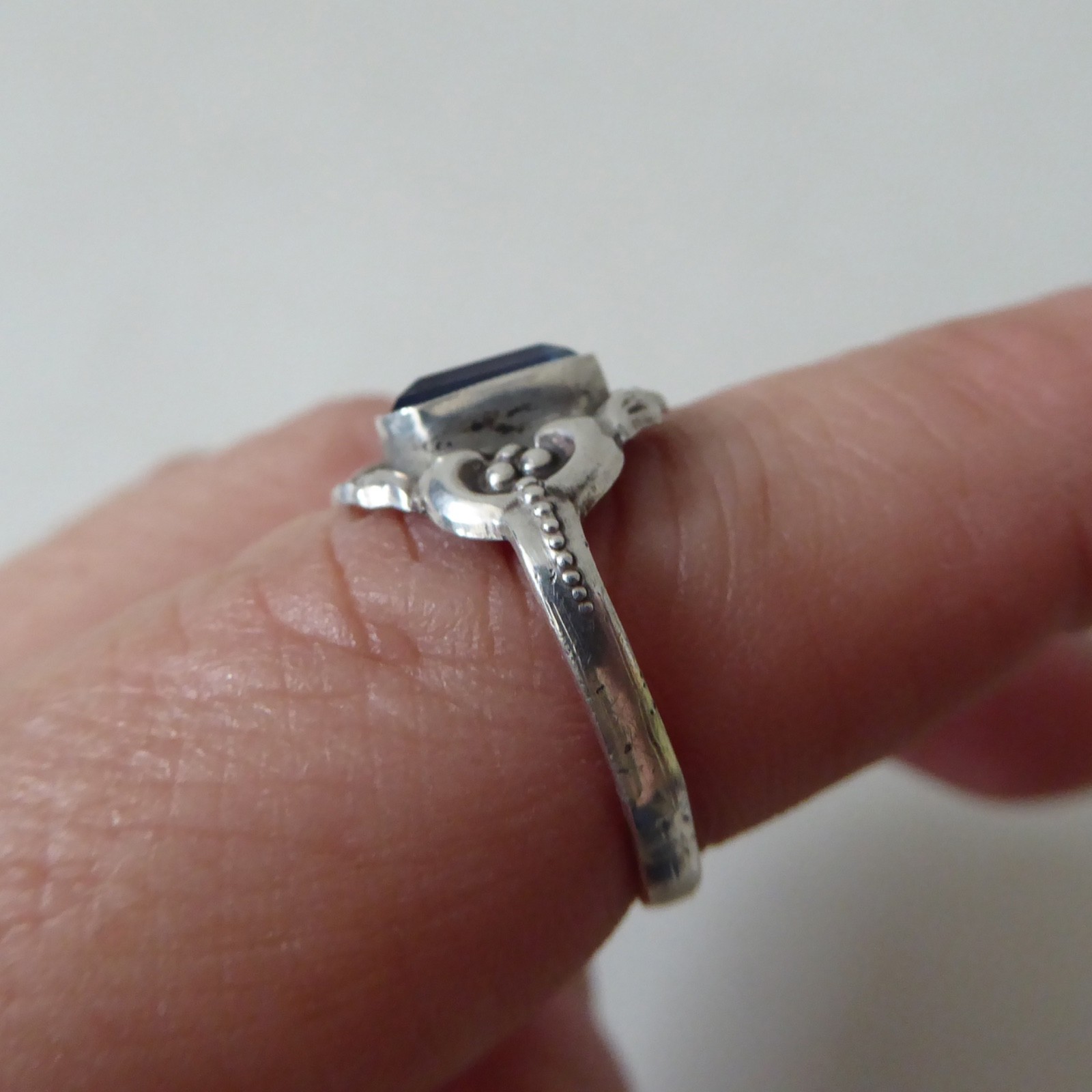 Vintage antique silver 825 ring + light blue faceted gem stone, size M-N band - Image 11