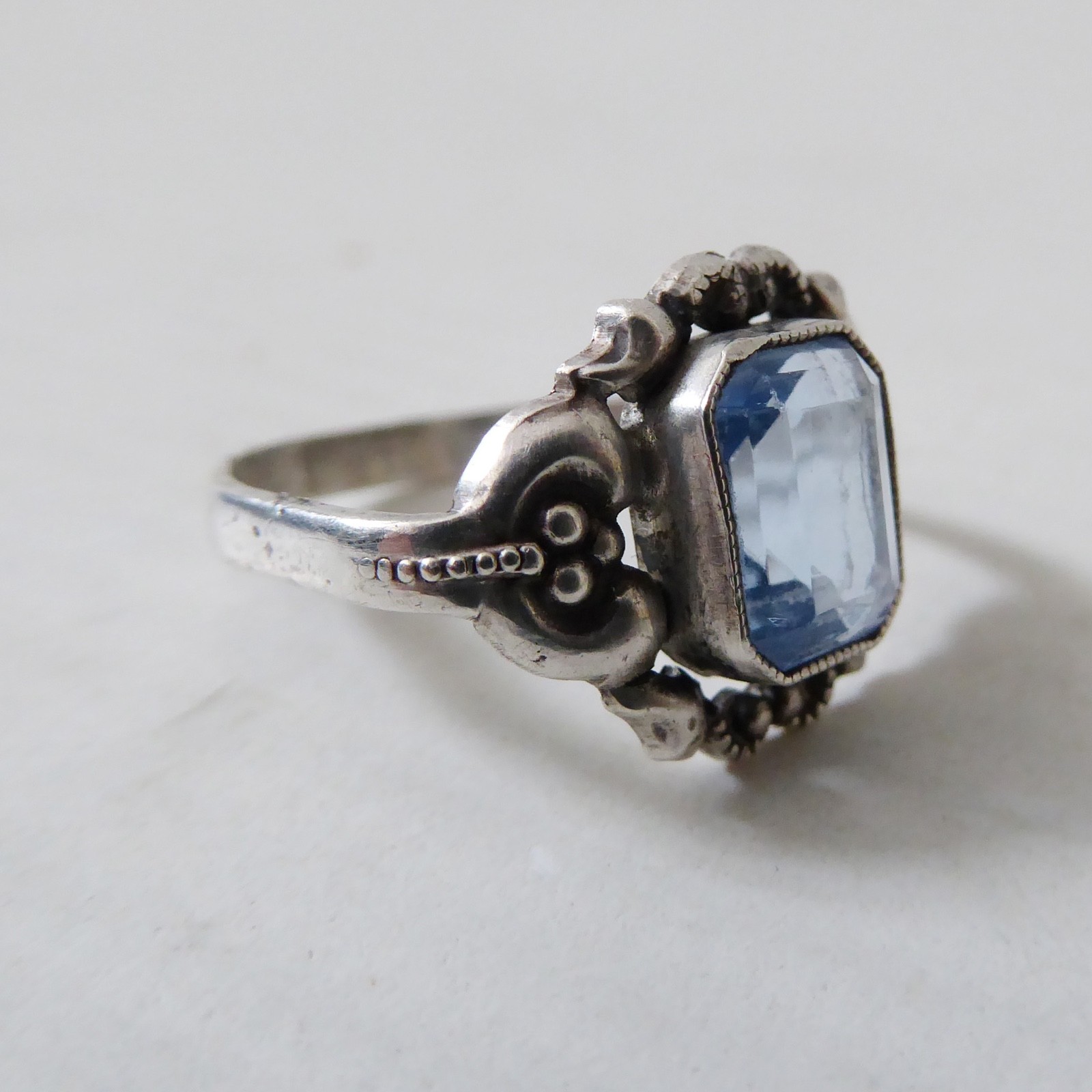 Vintage antique silver 825 ring + light blue faceted gem stone, size M-N band - Image 5