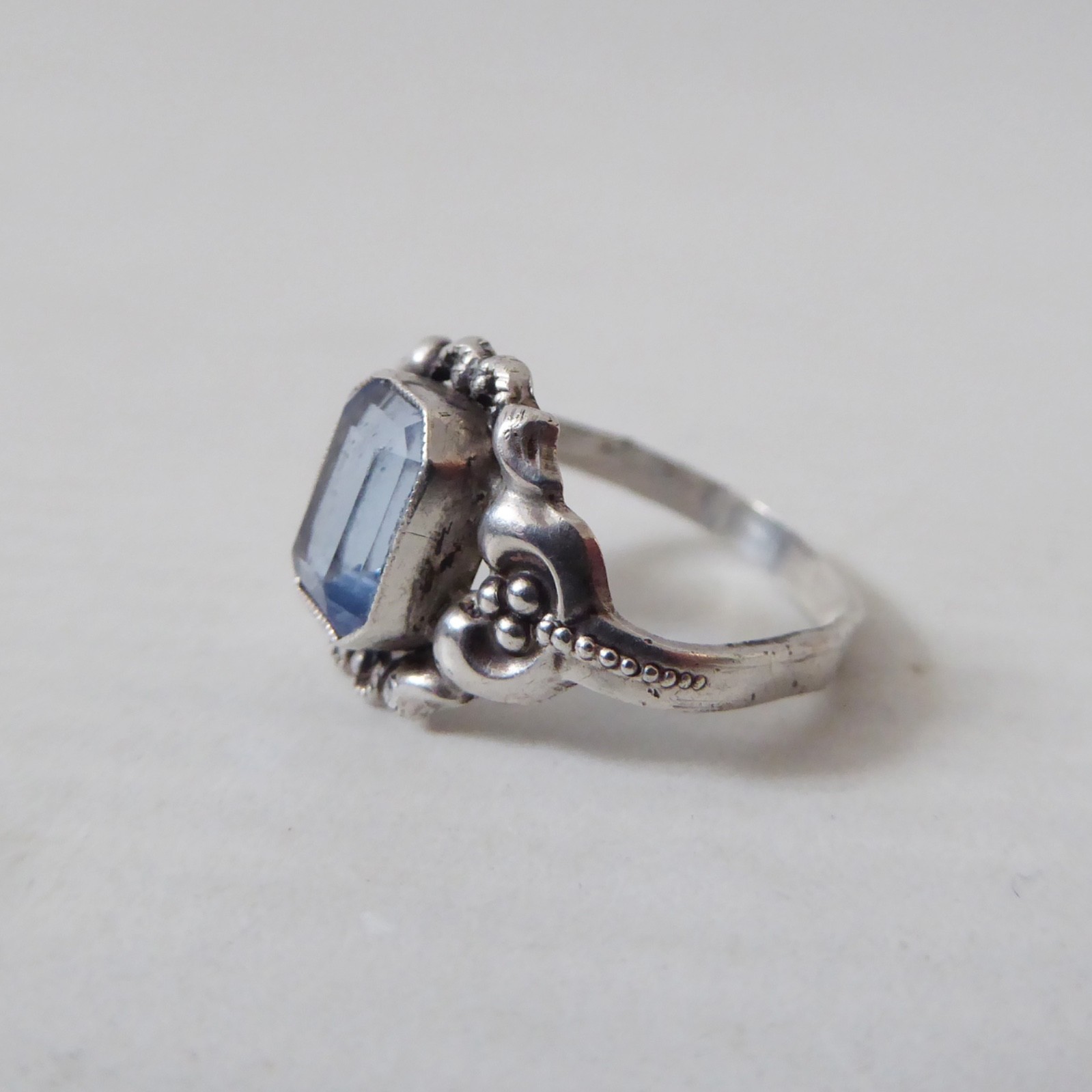 Vintage antique silver 825 ring + light blue faceted gem stone, size M-N band - Image 6