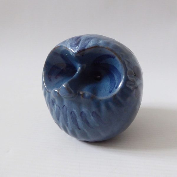 Vintage studio pottery owl/hedgehog. Blue round handmade figurine + flower motif - Image 3
