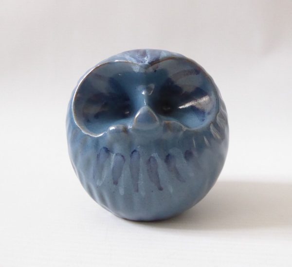 Vintage studio pottery owl/hedgehog. Blue round handmade figurine + flower motif - Image 4