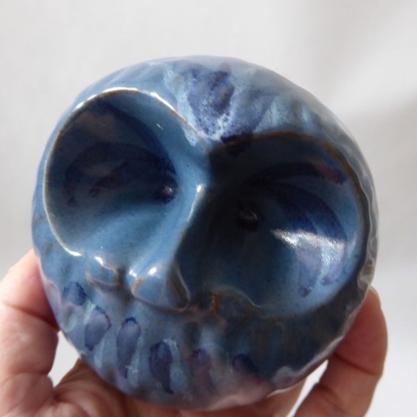 Vintage studio pottery owl/hedgehog. Blue round handmade figurine + flower motif - Image 9