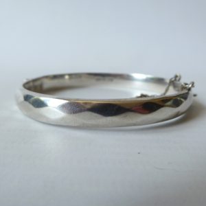 1967 hallmarked sterling silver 925 bangle bracelet. Hinged hammered vintage CPS