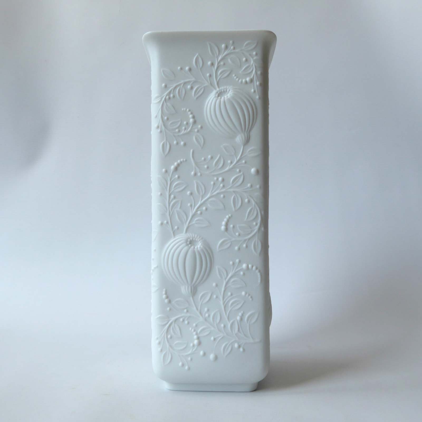 AK Kaiser Germany vintage bisque porcelain op-art square rectangular vase 548