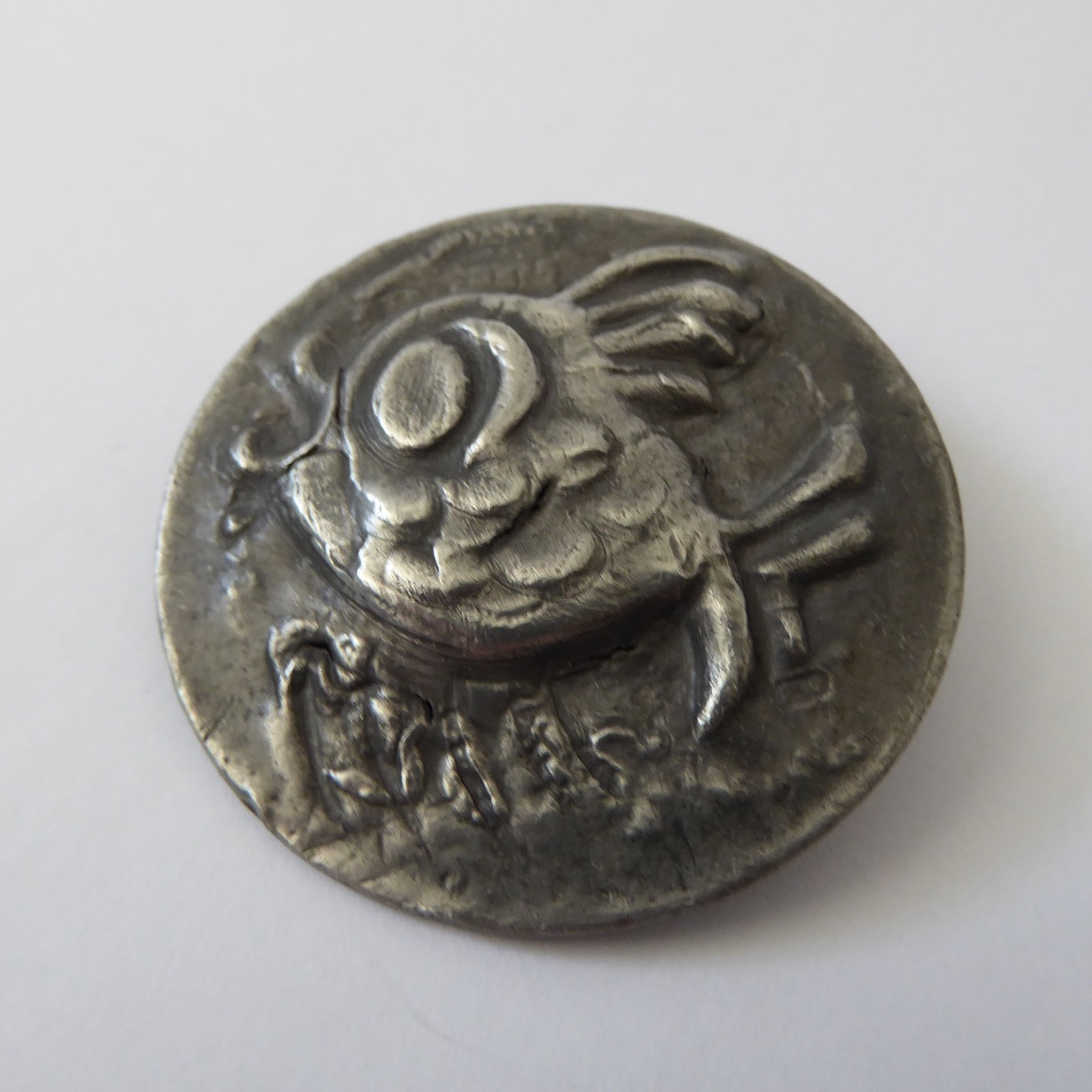 Arts and Crafts style pewter FISH brooch. Vintage handmade metal round retro pin - Image 4
