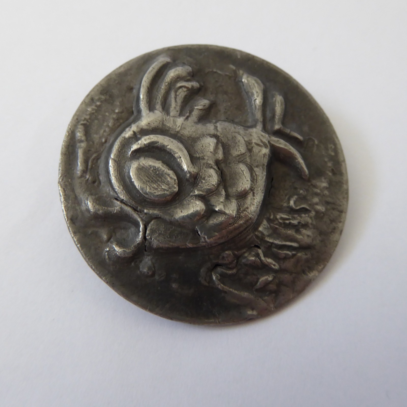 Arts and Crafts style pewter FISH brooch. Vintage handmade metal round retro pin - Image 5