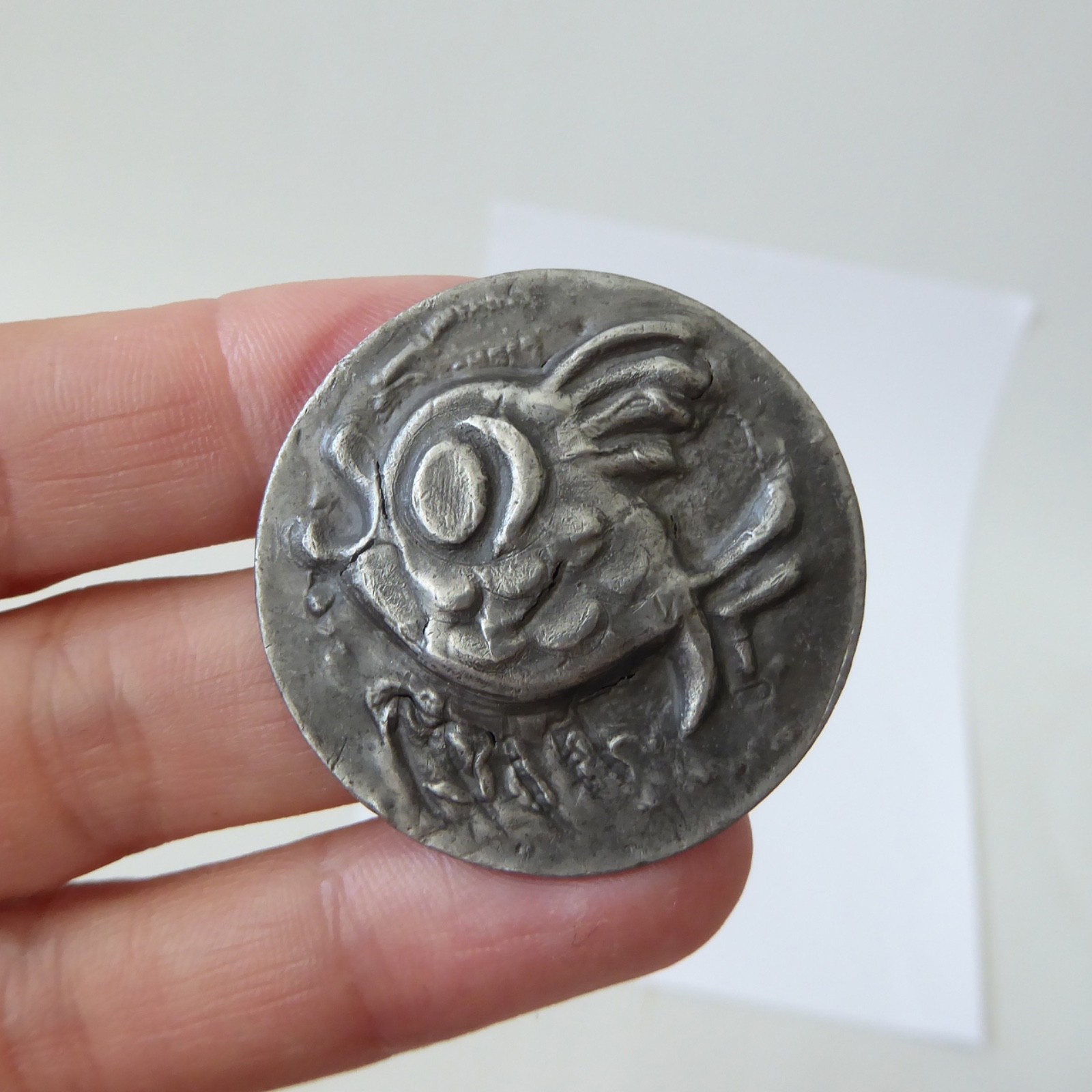 Arts and Crafts style pewter FISH brooch. Vintage handmade metal round retro pin - Image 6