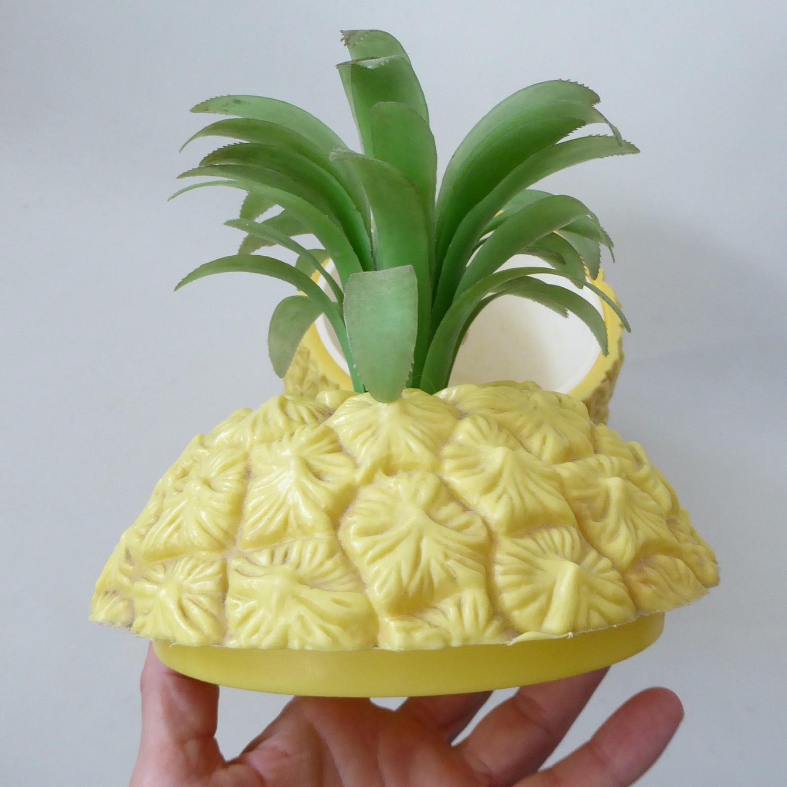 Big plastic pineapple ice bucket, vintage 1970s retro kitsch barware mid century - Image 10