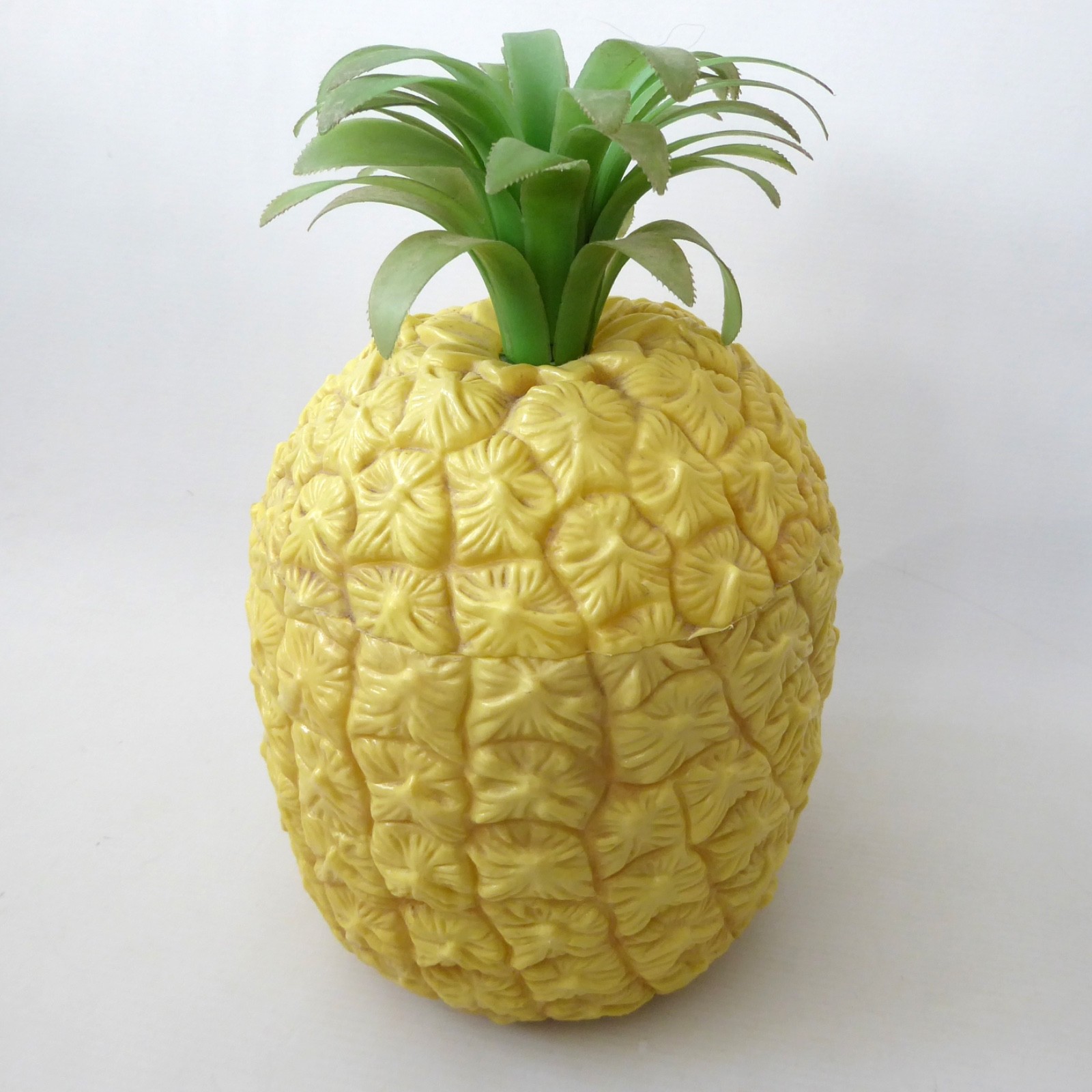 Big plastic pineapple ice bucket, vintage 1970s retro kitsch barware mid century - Image 6