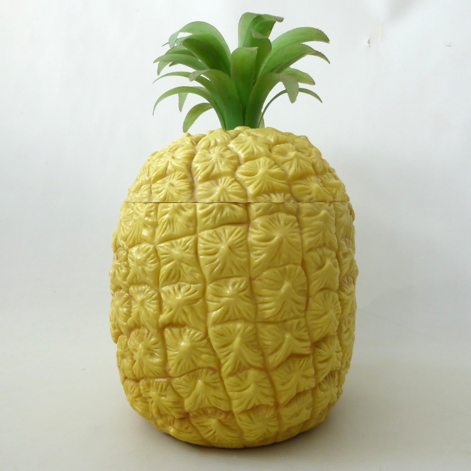 Big plastic pineapple ice bucket, vintage 1970s retro kitsch barware mid century - Image 7